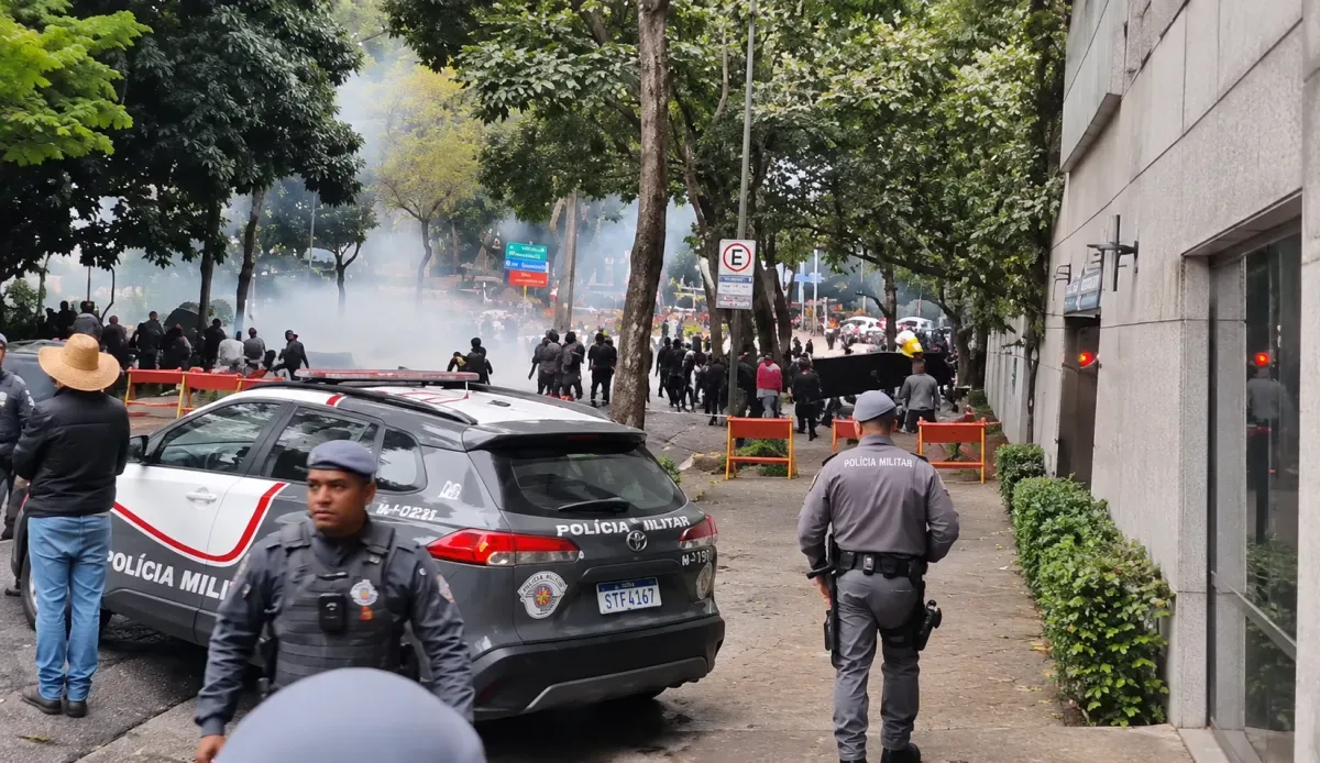PM usa gás para dispersar grupo antes de ato bolsonarista em São Paulo