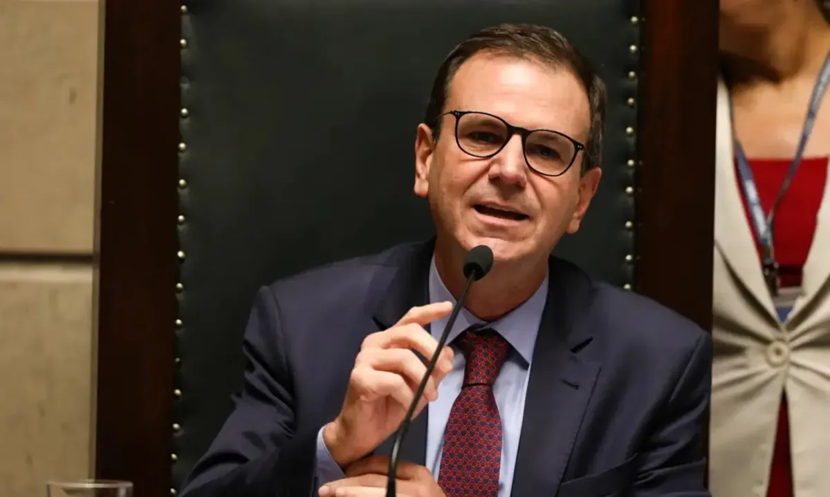 Paes lidera disputa pelo governo do Rio com 43,5% das intenções de voto