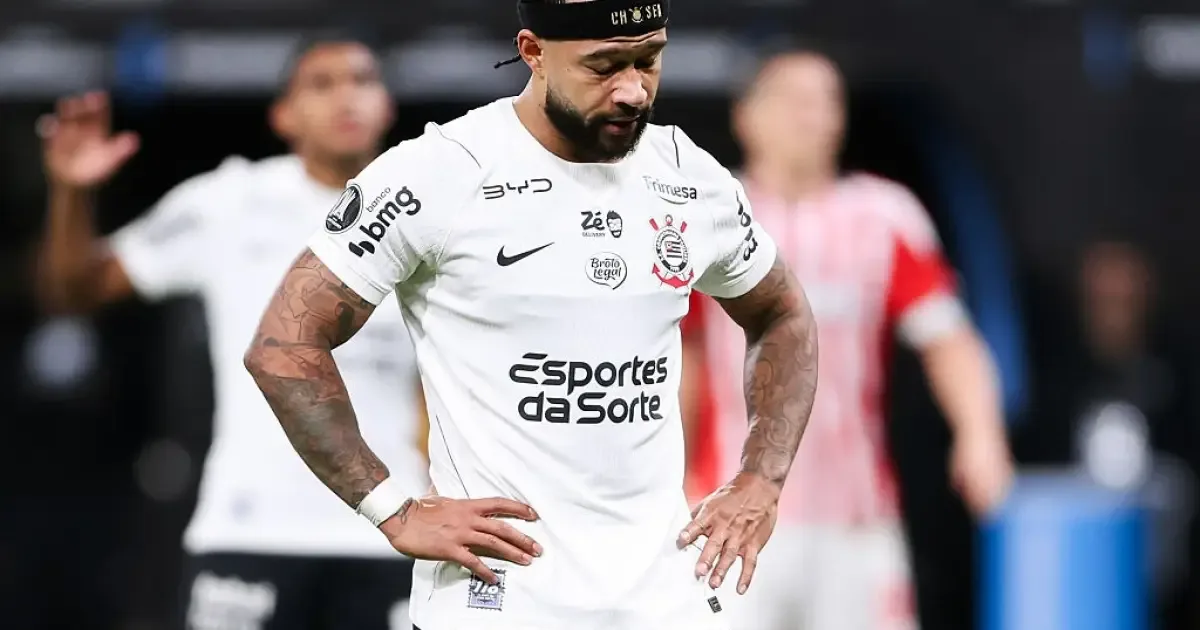 Marcelo Paz pede apoio a Memphis Depay após pênalti perdido pelo Corinthians