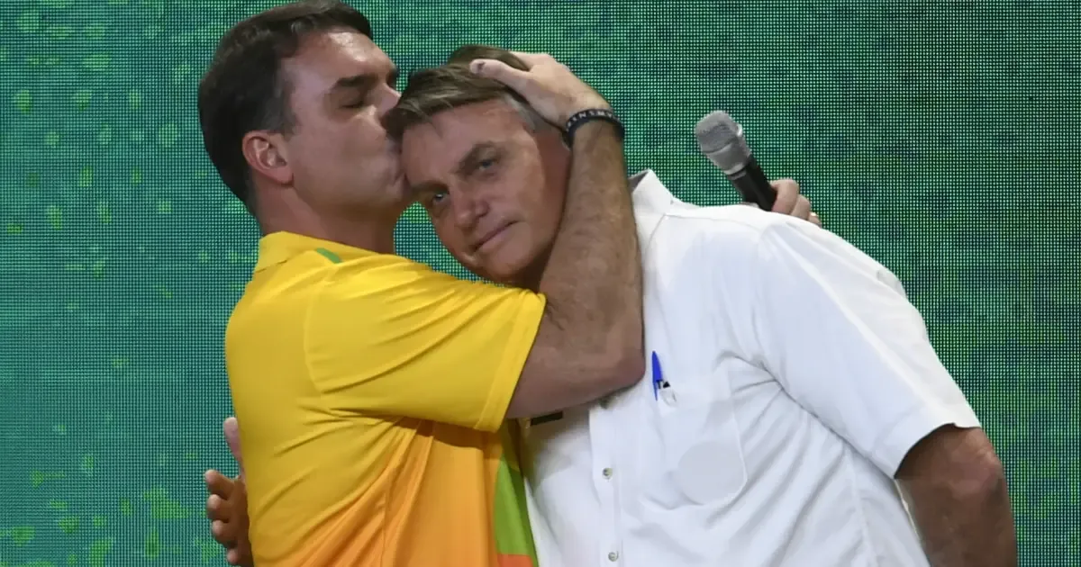 Flávio Bolsonaro alcança desempenho de Jair Bolsonaro em SP, MG e RJ