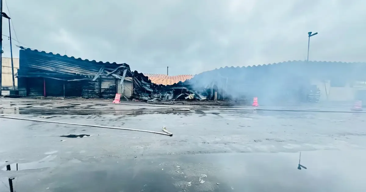 Ceagesp controla acesso após incêndio destruir pavilhão na zona oeste de São Paulo