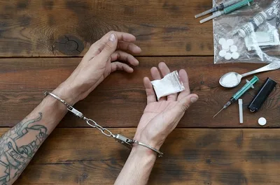 STJ avalia quando pedido de droga por preso pode configurar participação no tráfico