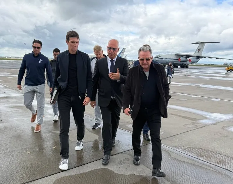 Enviados de Trump desembarcam em Moscou para retomar negociação sobre a Ucrânia
