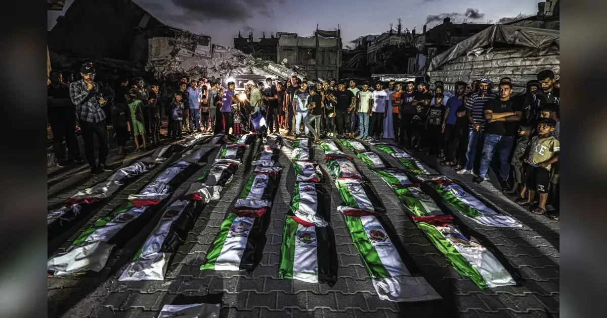 Corpos retirados de escombros são enterrados em Gaza após mais de dois anos