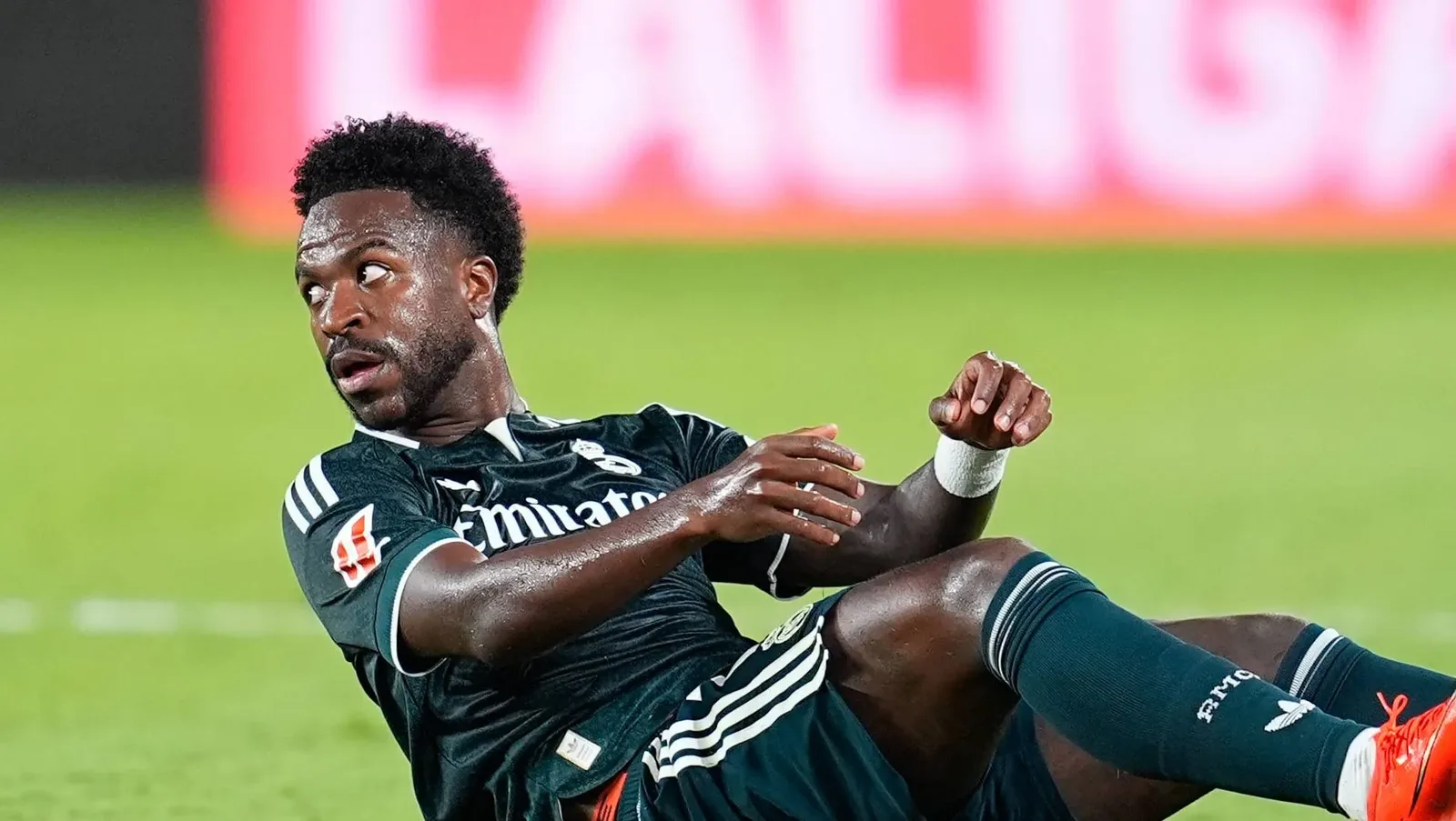 Real Madrid supera o Elche em jogo de viradas e depende de lance individual