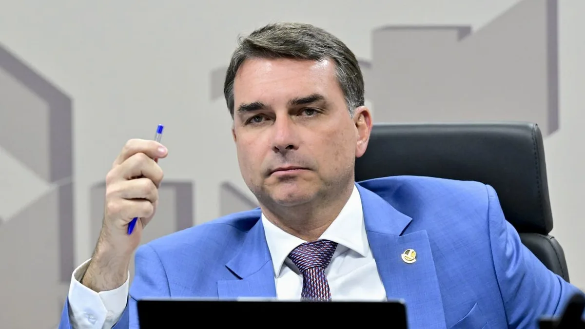 Flávio Bolsonaro acusa CNBB e PT de espalharem fake news sobre santa