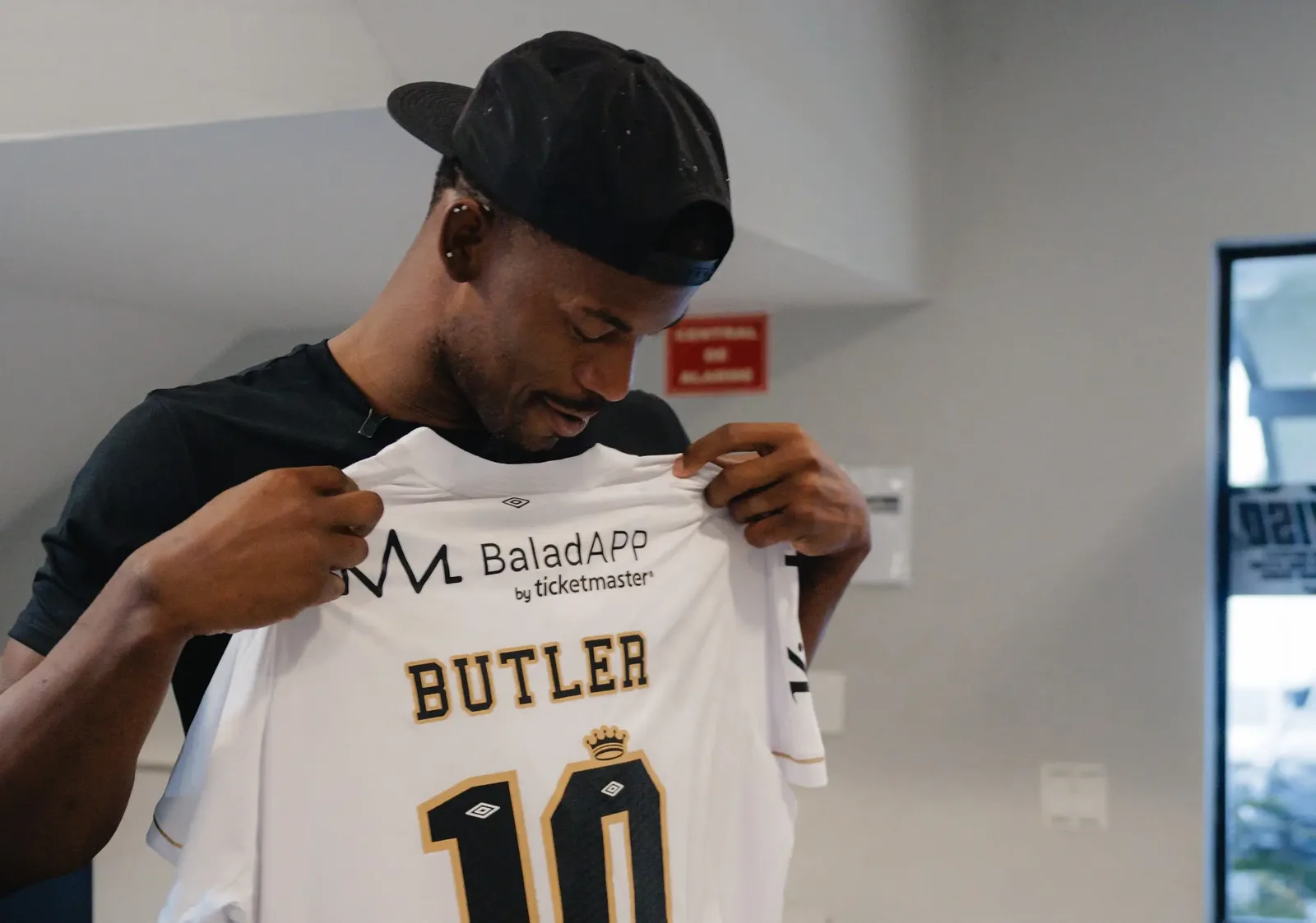Jimmy Butler visita CT do Santos e joga tênis de mesa com Neymar