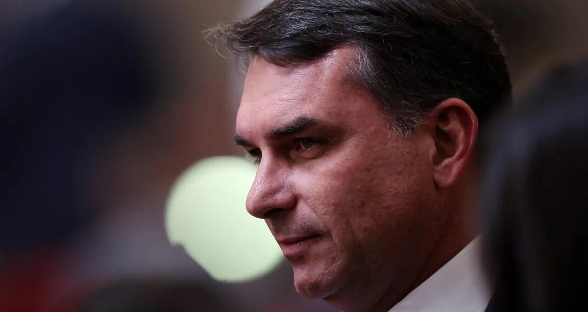 Flávio Bolsonaro critica afastamento de diretores da Polícia Federal
