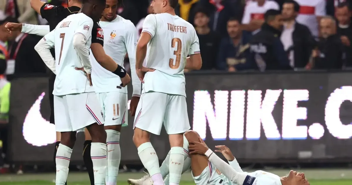 Mbappé tem hiperextensão no joelho esquerdo e deixa seleção francesa