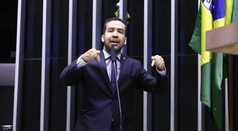 Janones acusa Mendonça de afastar chefes da PF ligados ao caso Vorcaro