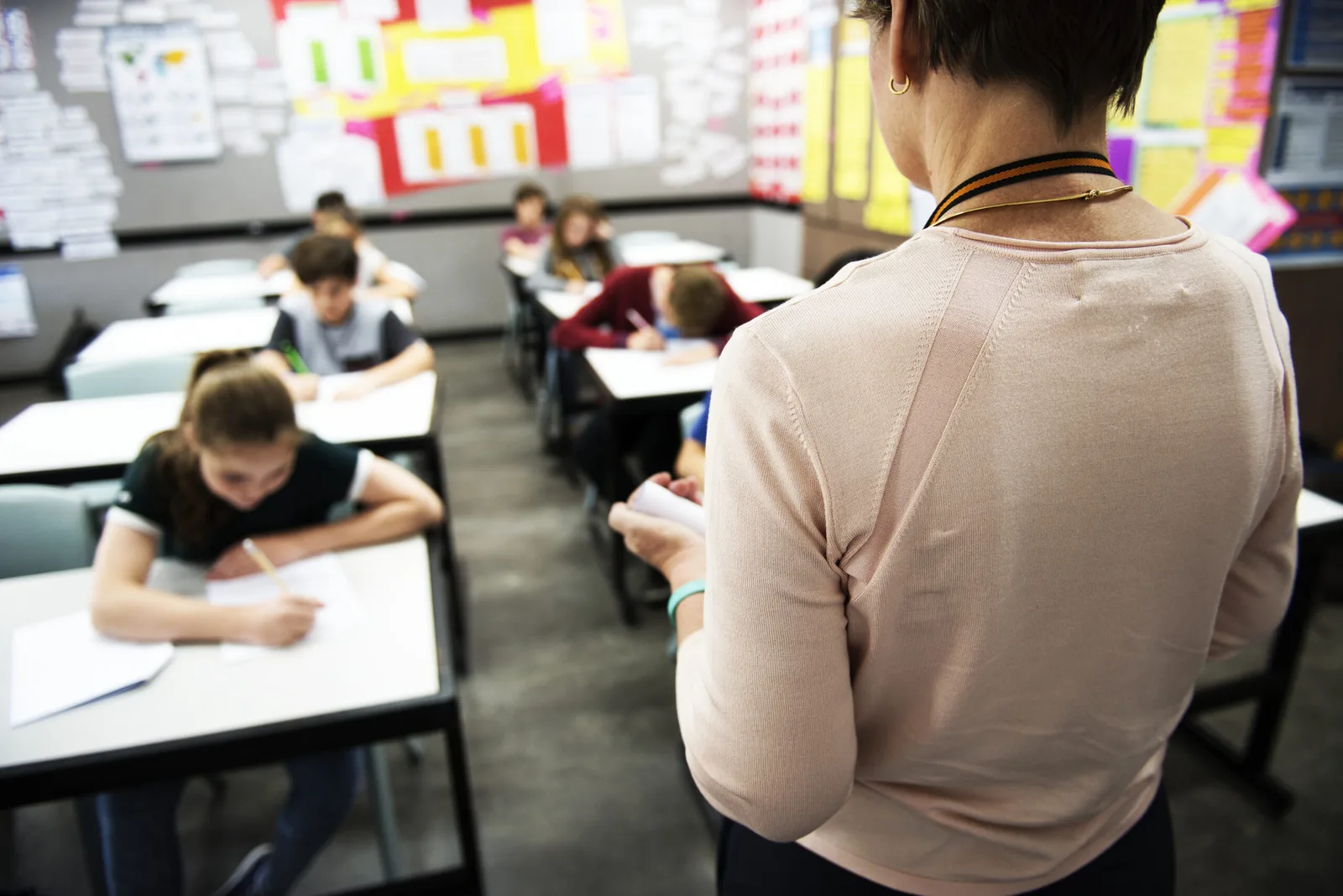 Estado de São Paulo deve indenizar professora agredida em escola de Cubatão