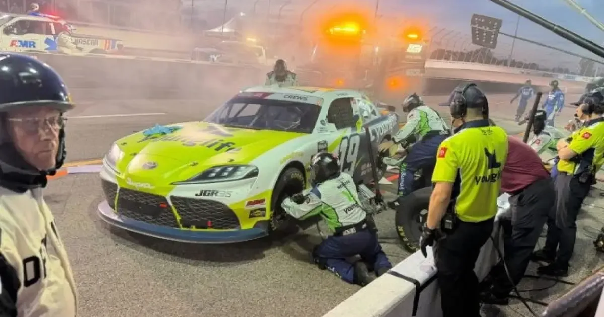 Carros batem na entrada dos boxes durante etapa da NASCAR nos Estados Unidos