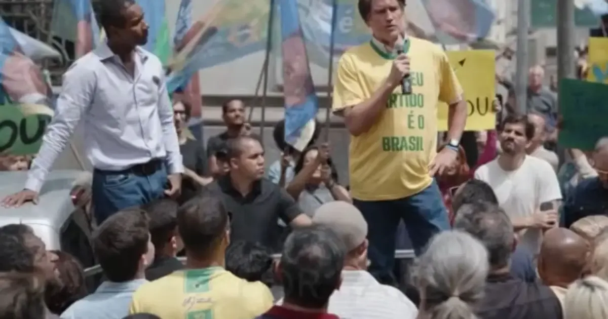 Mensagens ligam Flávio Bolsonaro a cobranças sobre financiamento de filme