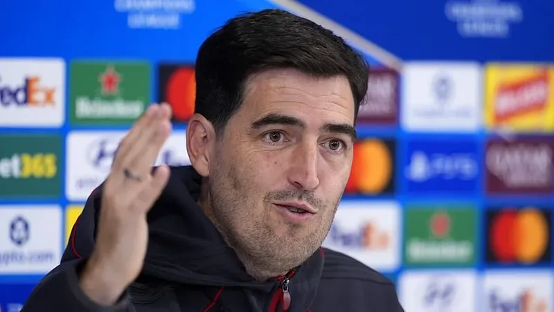 Araújo ganha espaço no Liverpool após atuar fora da posição habitual