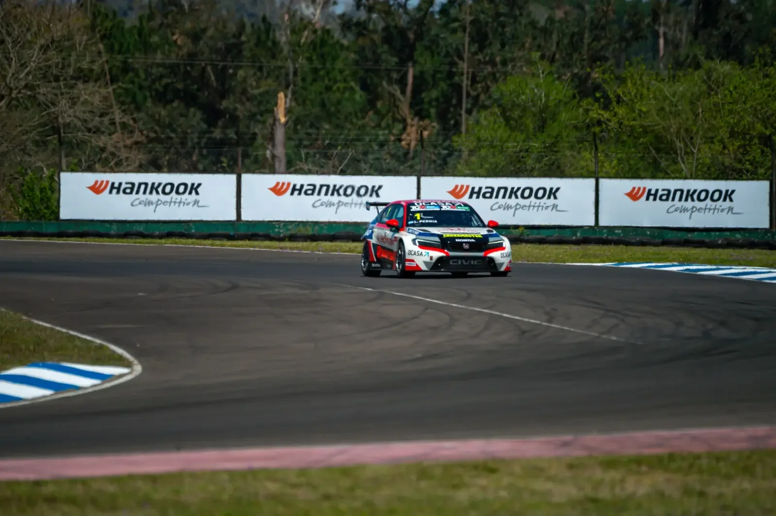 Leonel Pernía termina duas corridas em segundo no TCR South America