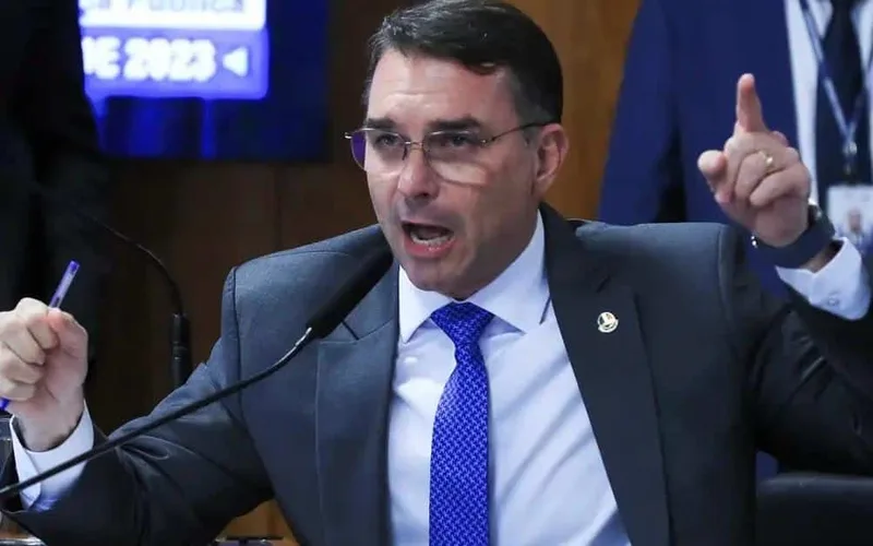 Editorial critica estratégia de Flávio Bolsonaro no caso Master