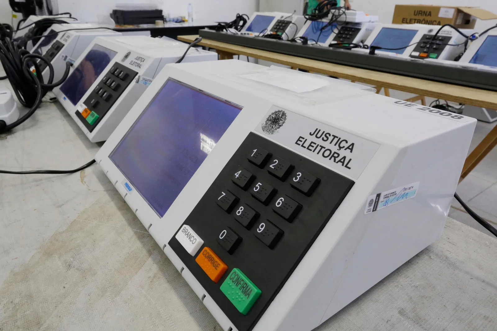 Mais de 560 mil urnas passam por preparação e transporte para as eleições de 2026