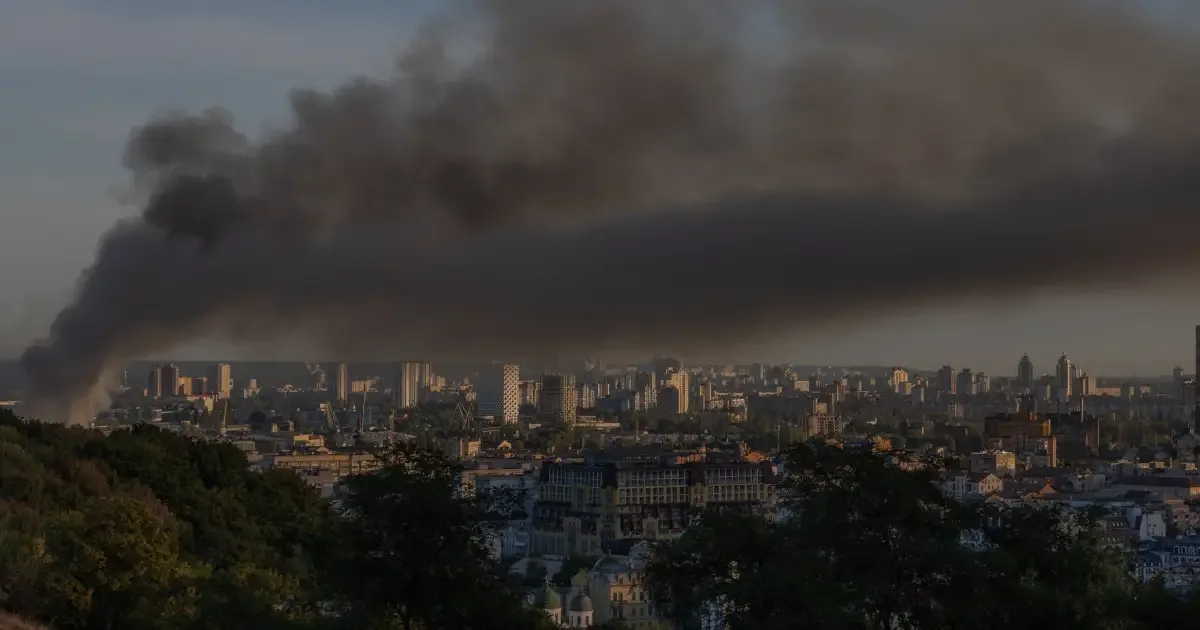 Ataques russos deixam mortos e feridos em Kiev após visita de enviados dos EUA