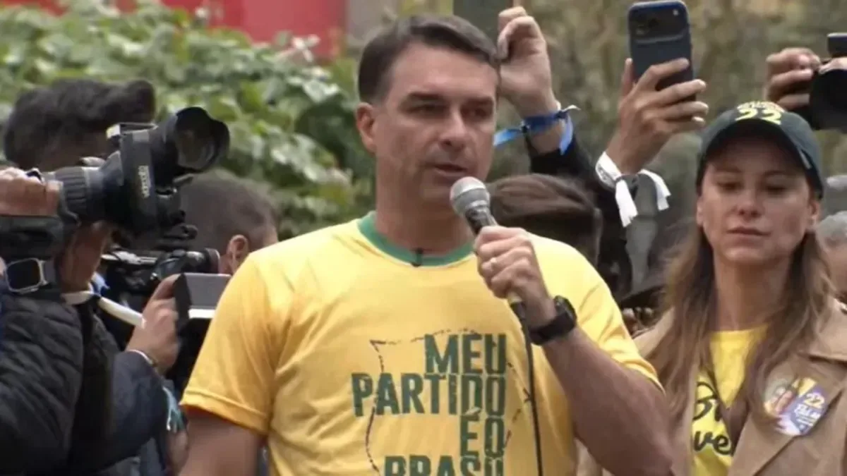 Flávio Bolsonaro fala em “terceira facada” durante ato na Avenida Paulista