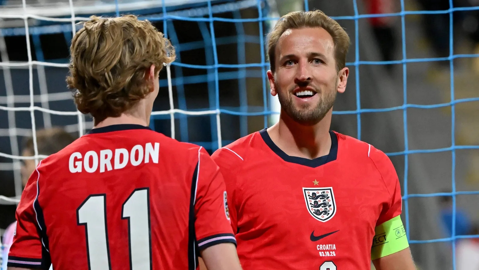 Anthony Gordon confirma protagonismo em goleada histórica da Inglaterra