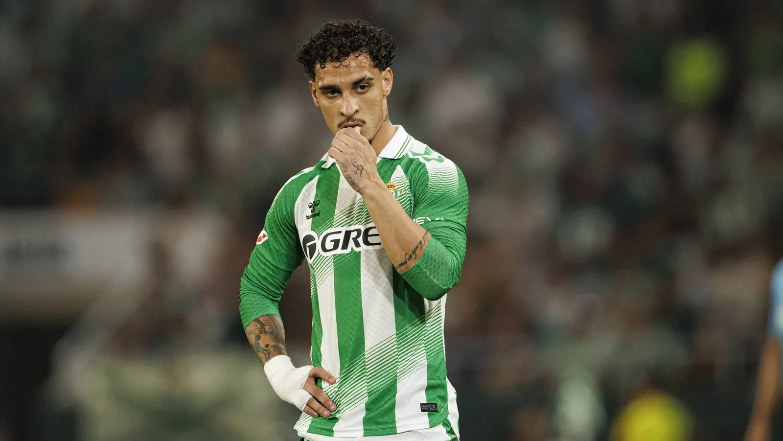 Antony relata dores e uso de remédios durante temporada no Betis