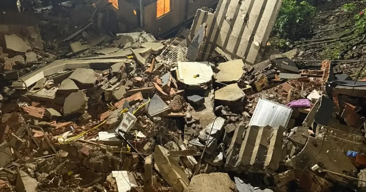 Prédio interditado desaba no Cantagalo, na Zona Sul do Rio