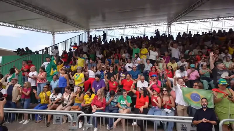 Público em desfile de Brasília grita por fim da escala 6×1