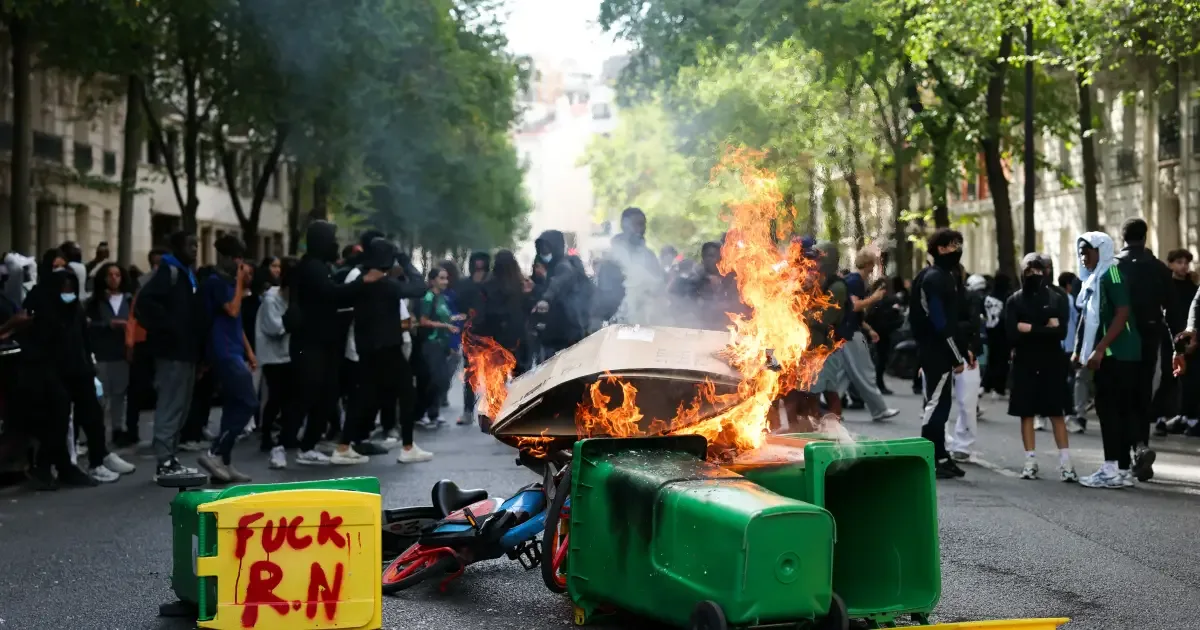 França registra 2.000 detenções após protestos em escolas