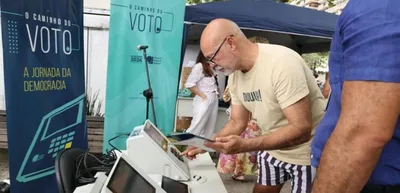 TSE apresenta urna eletrônica ao público em Copacabana antes das Eleições 2026