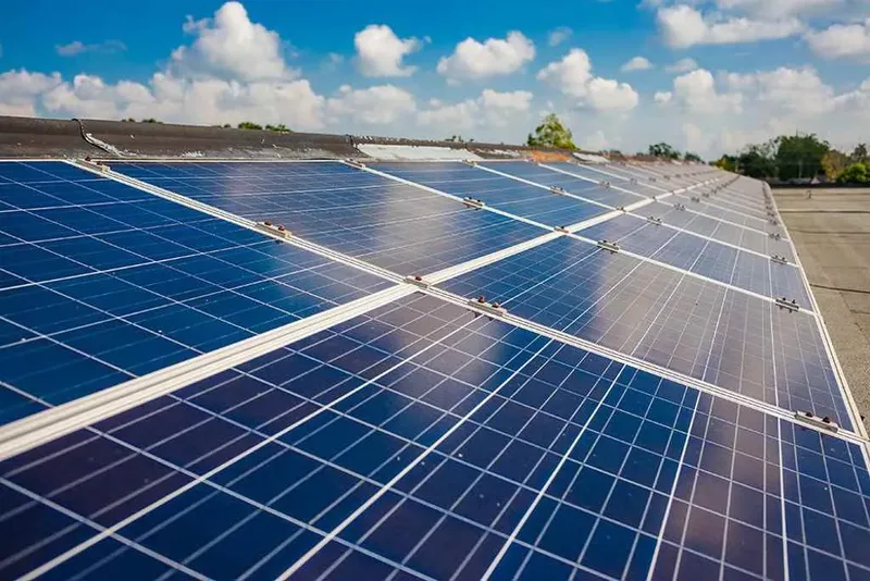 Estação solar abastece motos elétricas perto de praia em Havana
