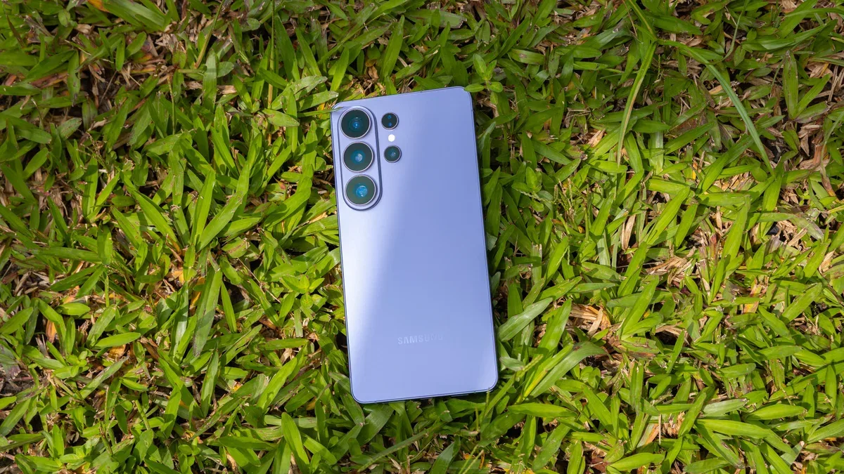 Novo módulo de câmeras pode estabilizar o Galaxy S27 Ultra sobre a mesa
