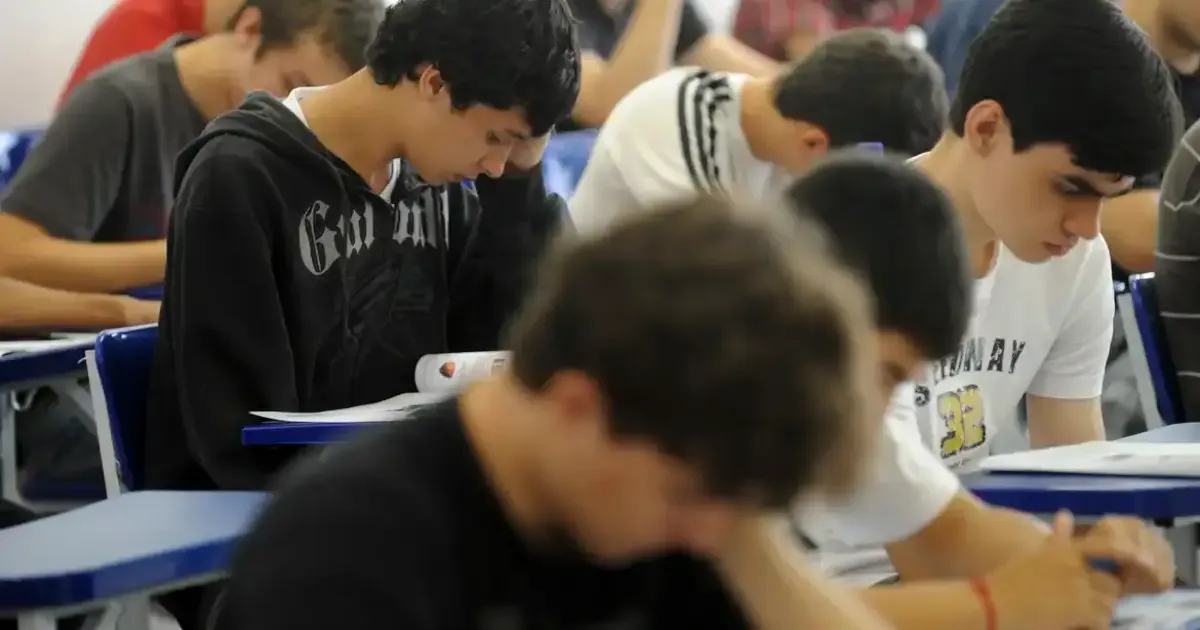 Brasil mantém baixo desempenho no Pisa enquanto média da OCDE recua