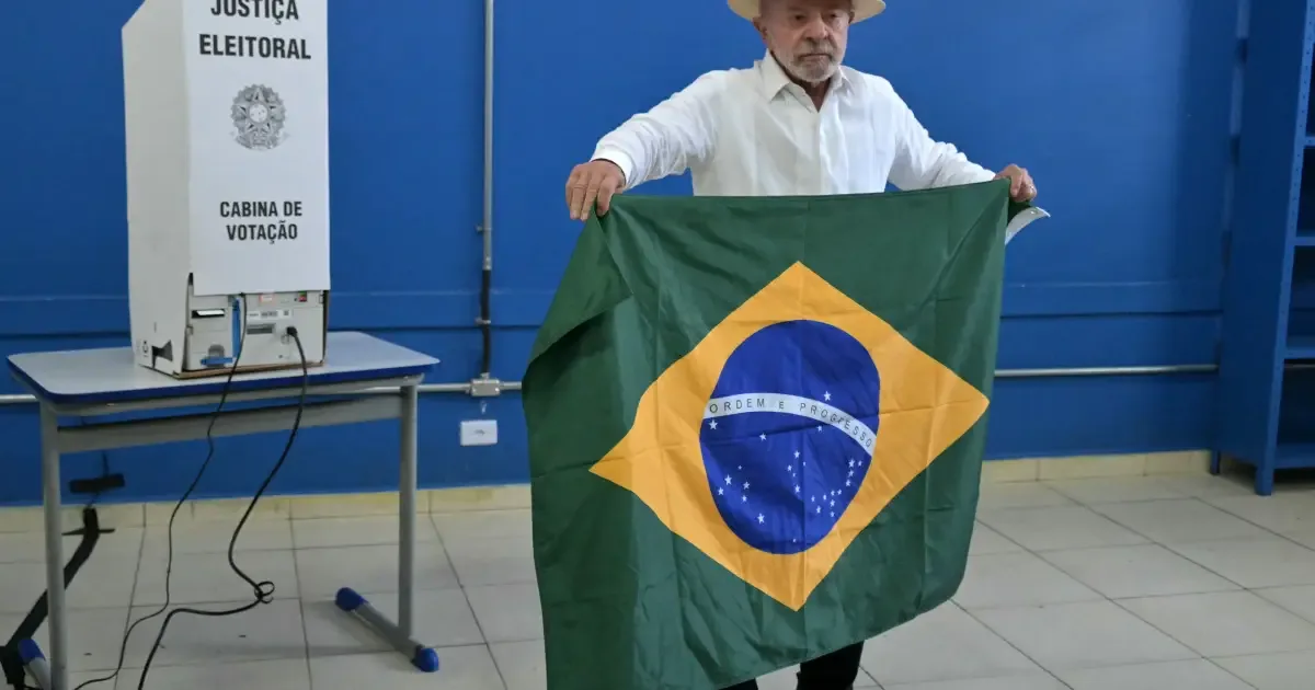 Lula chega ao segundo turno atrás de Flávio Bolsonaro em 2026