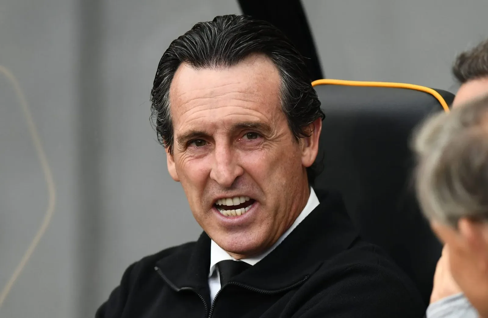 Suzuki se firma na saída de bola e recebe elogios de Emery no Villa