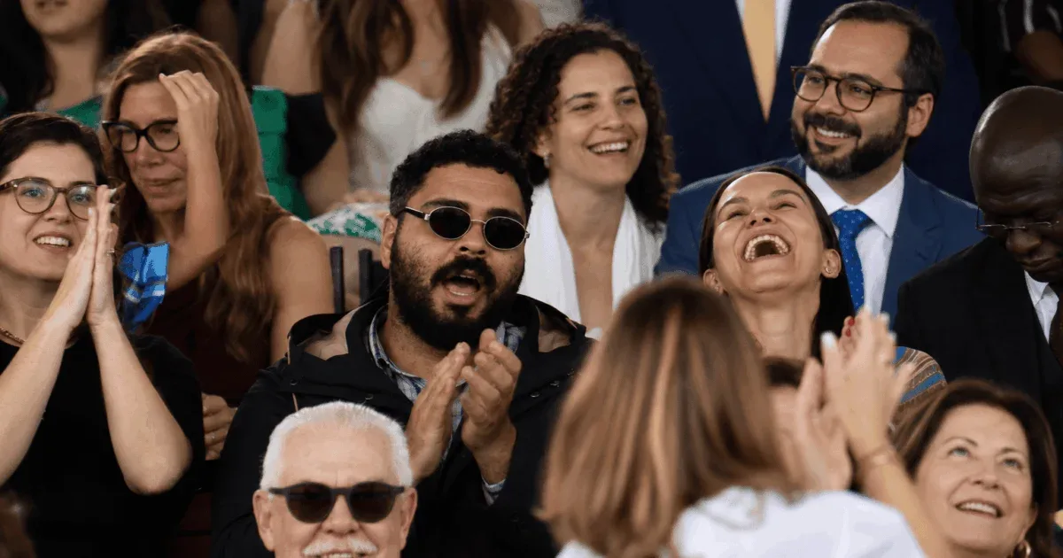Paulo Vieira assiste ao desfile de 7 de Setembro ao lado de autoridades
