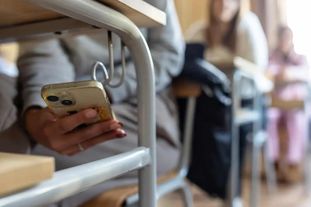 Escolas brasileiras ampliam restrição a celulares, aponta Pisa 2025