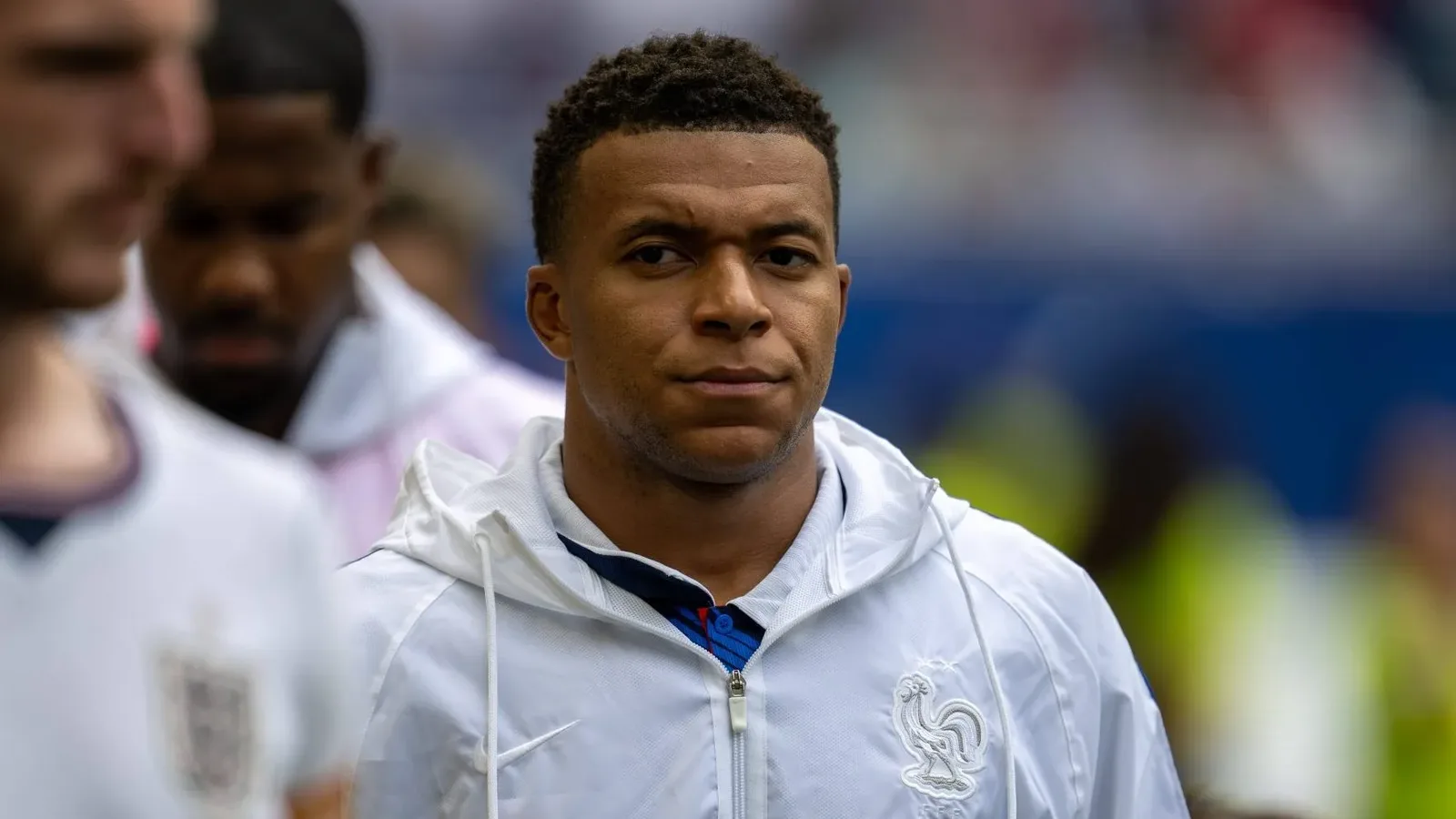 Mbappé evita recomendar saída de Olise do Bayern para o Real Madrid