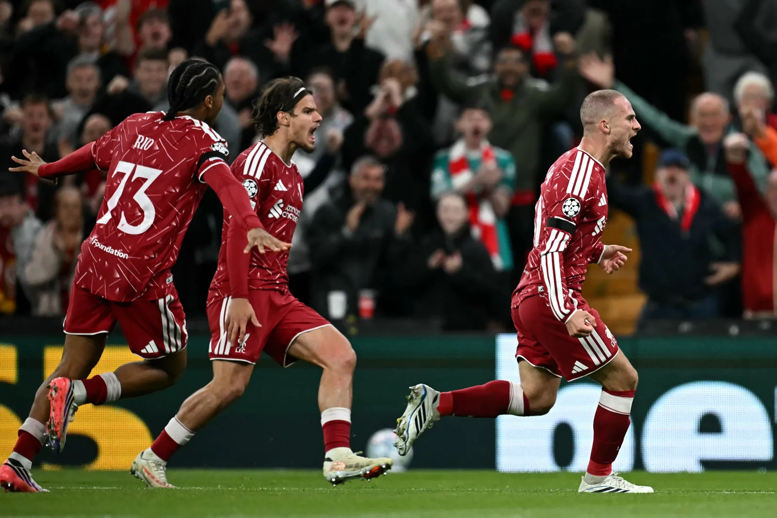 Szoboszlai decide no fim, e Liverpool supera Tottenham na Copa da Liga
