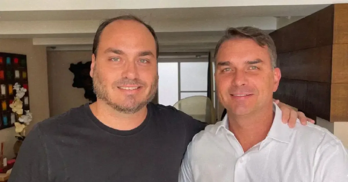 Carlos Bolsonaro associa avanço de Flávio ao pai e critica aliados