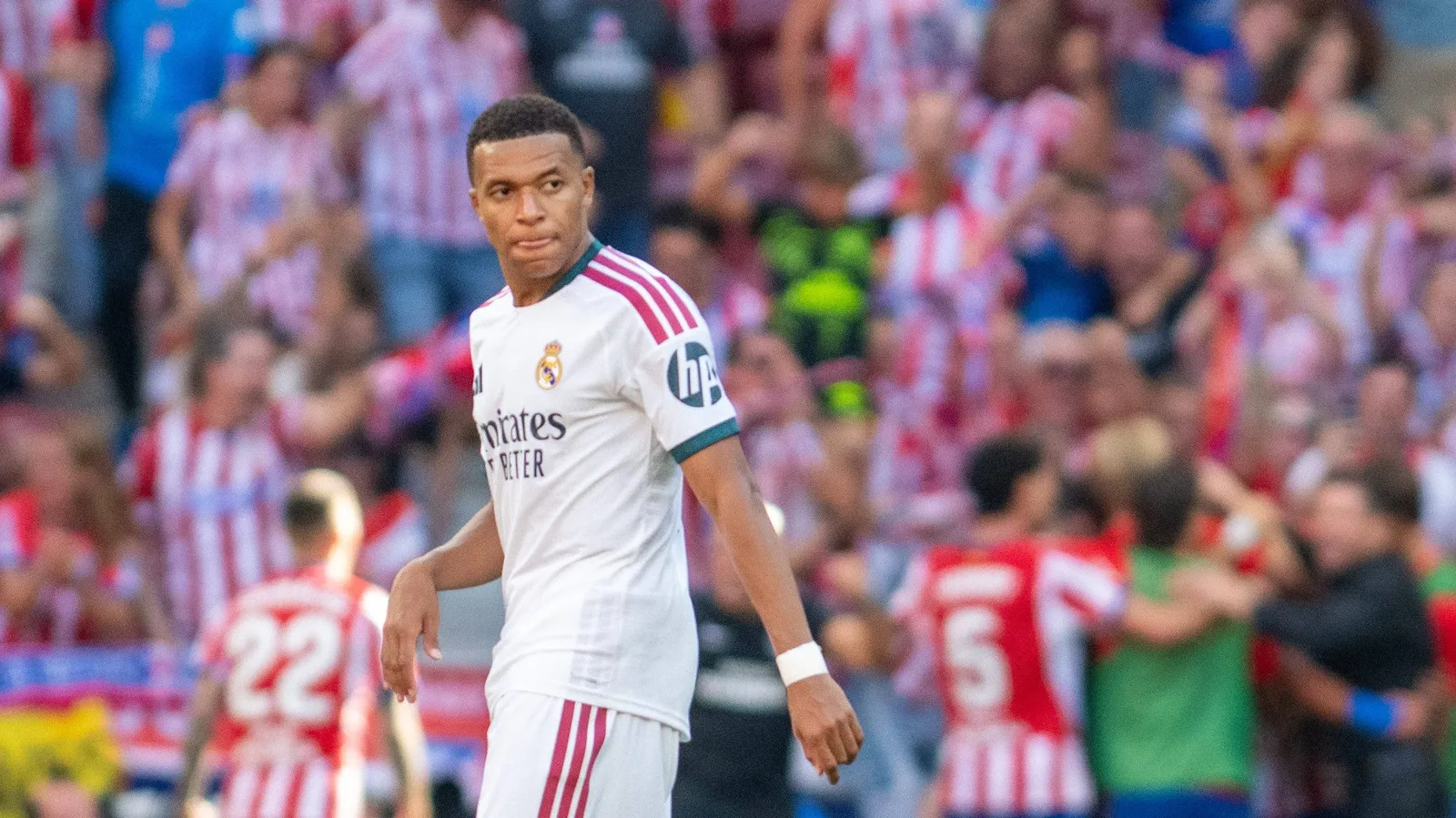 Real Madrid perde clássico após expulsão e vê ataque ser neutralizado pelo Atlético