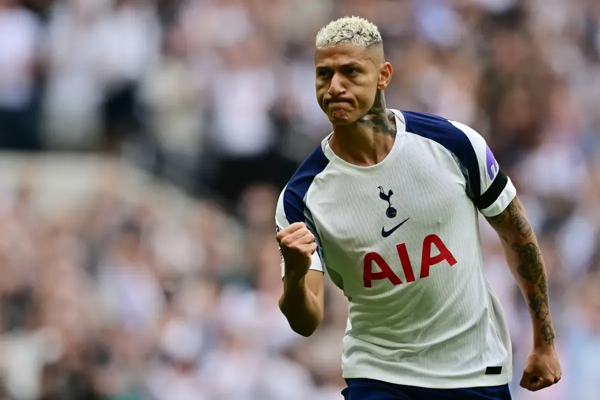 Richarlison fica fora de jogo do Tottenham contra o Liverpool