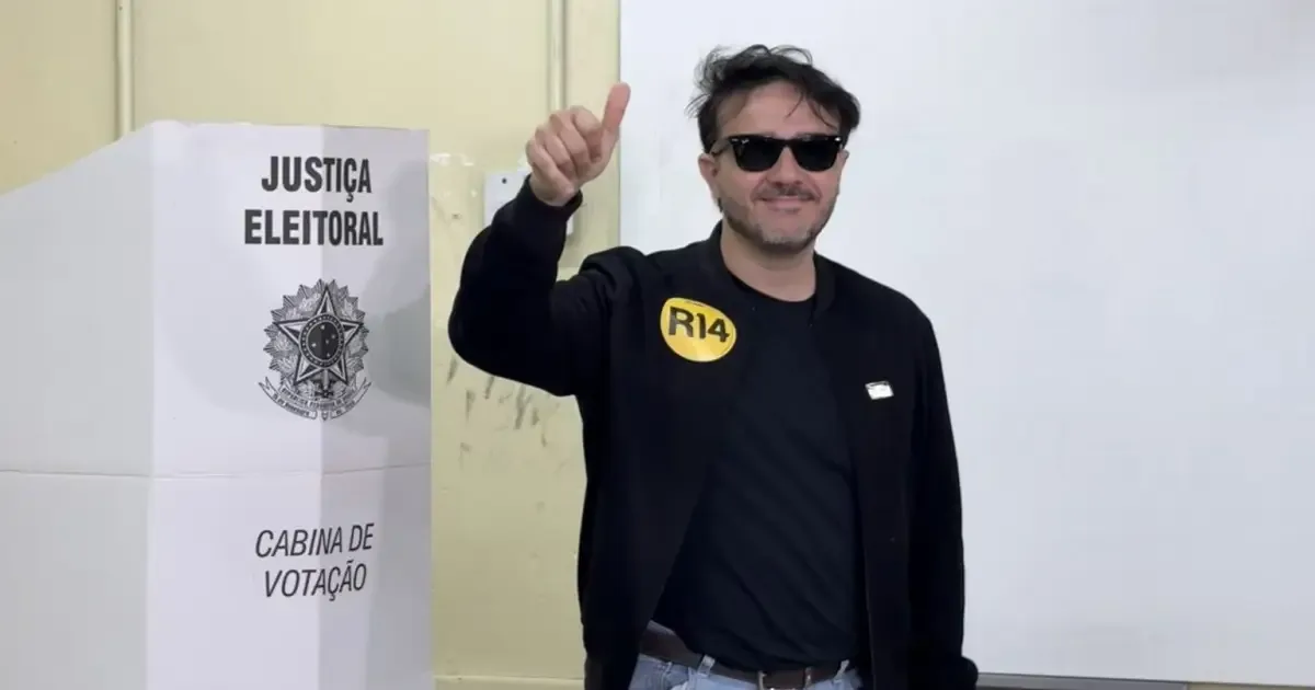 Renan Santos vota em São Paulo e critica campanha presidencial