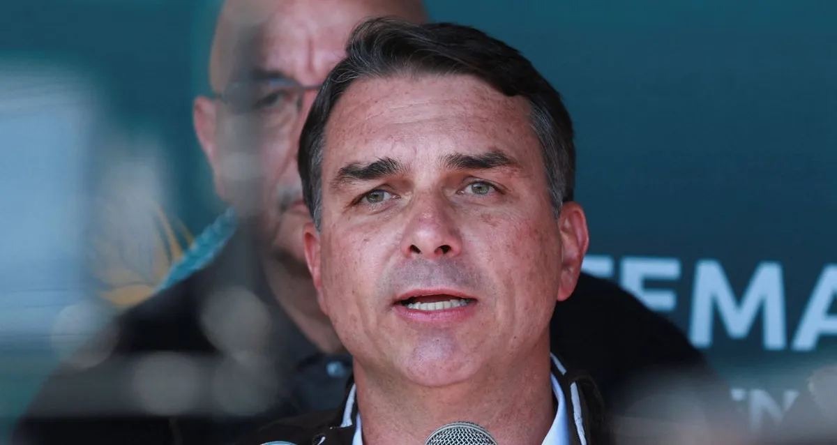 Flávio Bolsonaro pede ação divina na Praça dos Três Poderes antes de ato em São Paulo