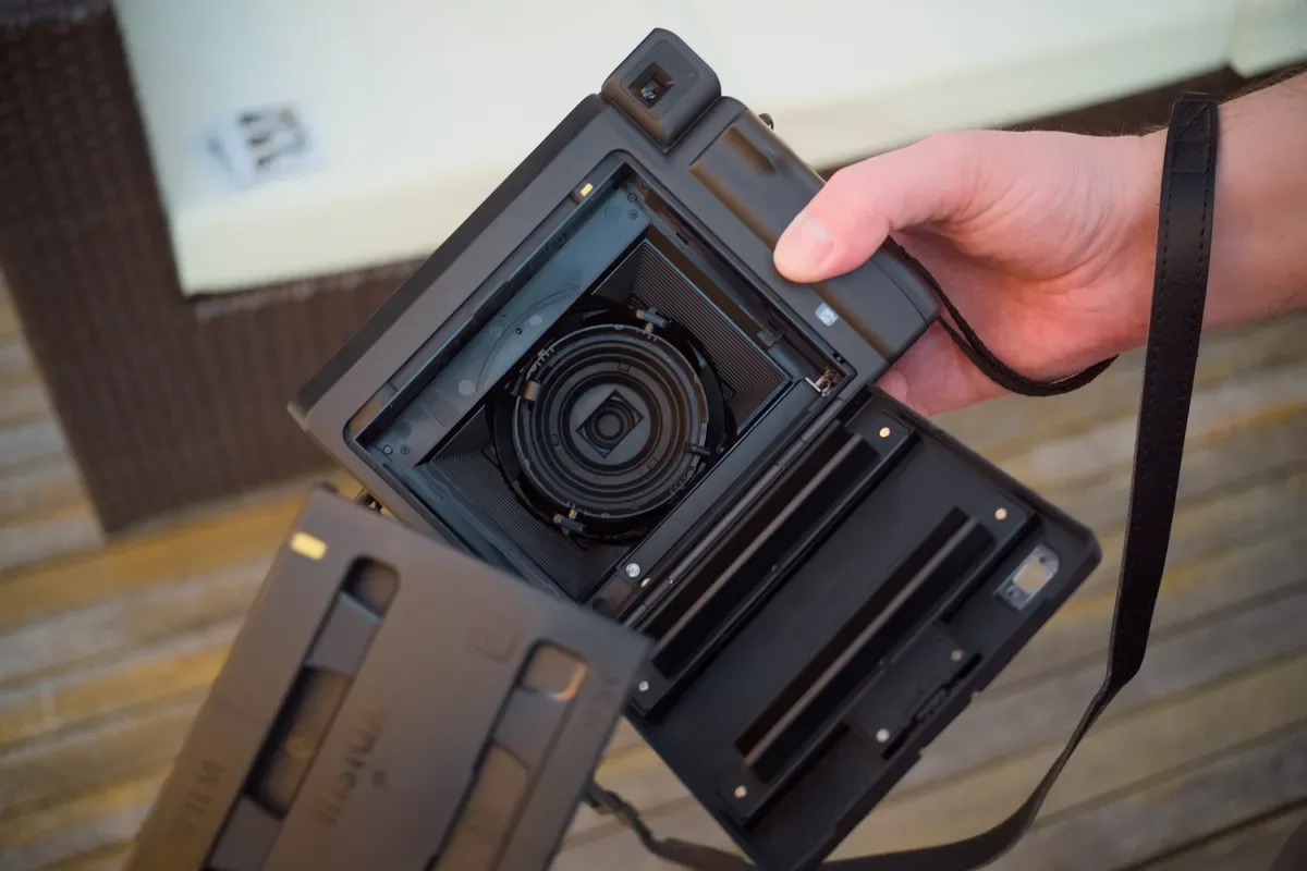 Instax WIDE 400 amplia enquadramento, mas cobra caro por cada tentativa