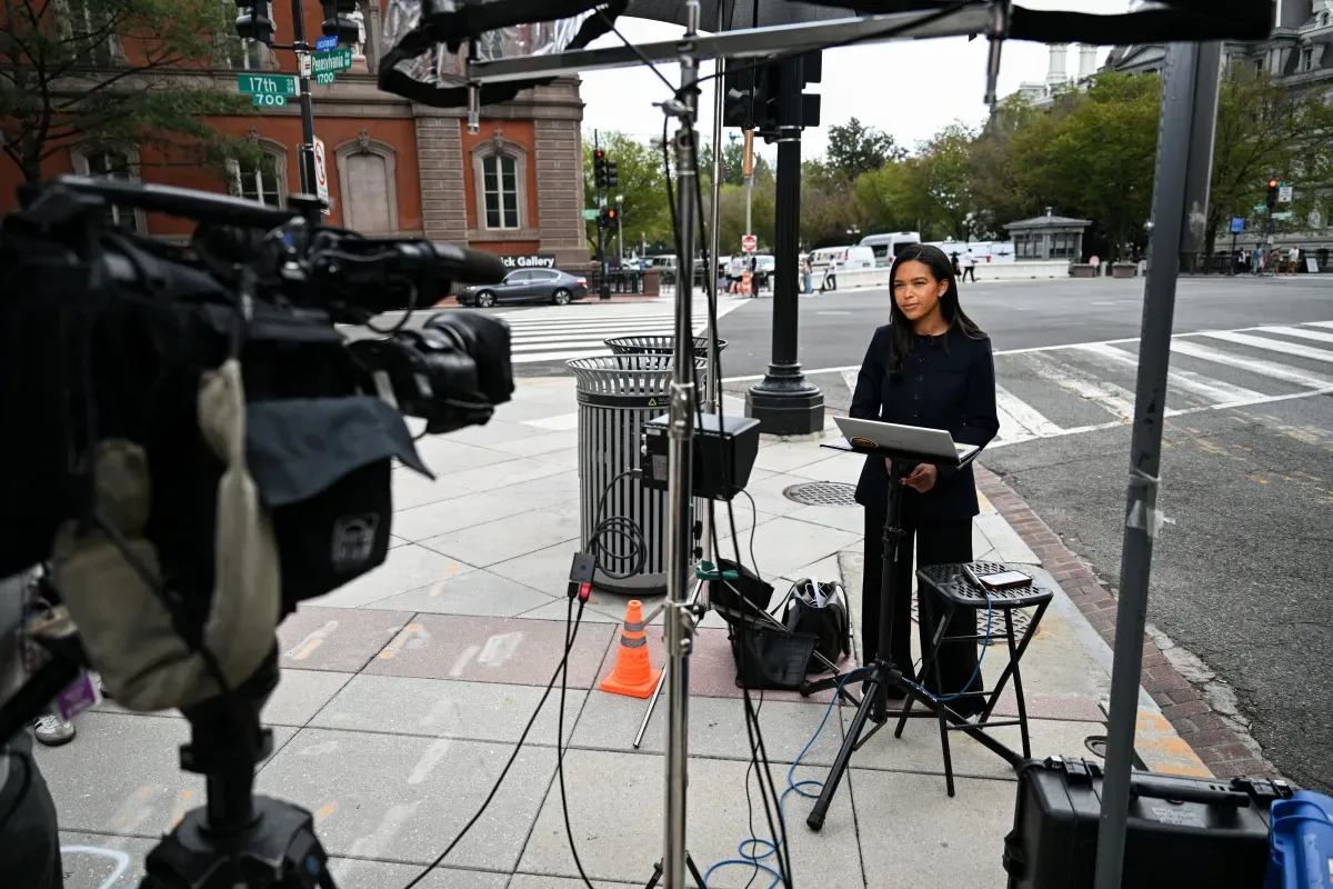 CNN, MS NOW e Politico processam governo Trump por acesso à Casa Branca