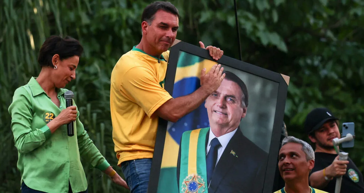 Flávio Bolsonaro lidera primeiro turno e enfrenta Lula na segunda etapa