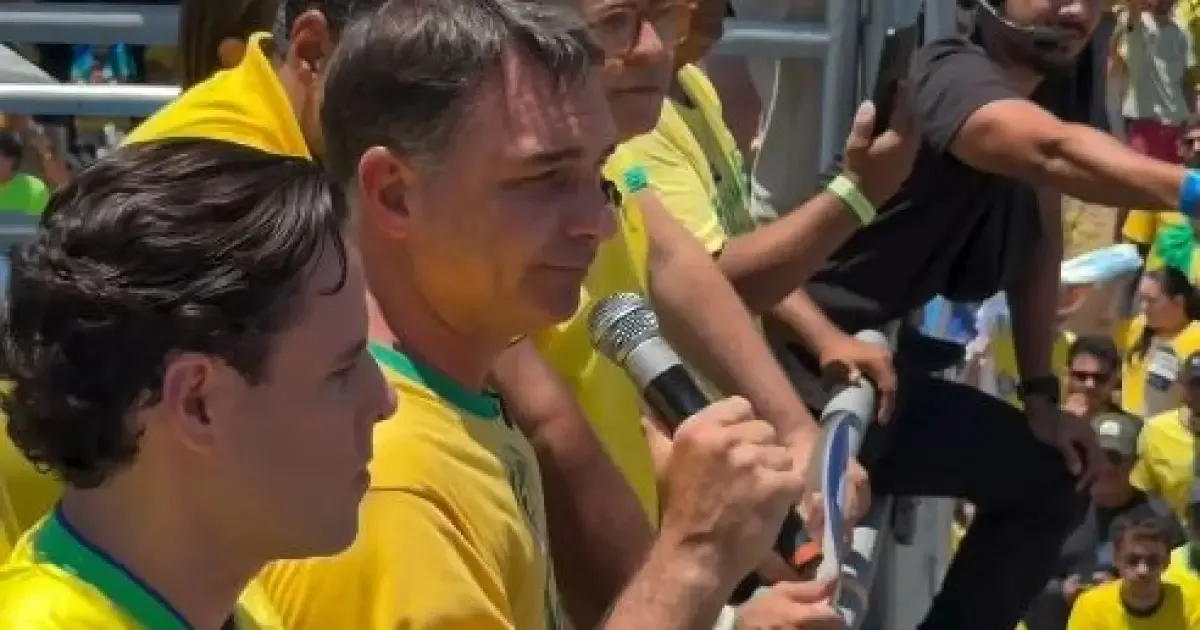 Flávio Bolsonaro critica Lula e promete investimentos em petróleo em Sergipe
