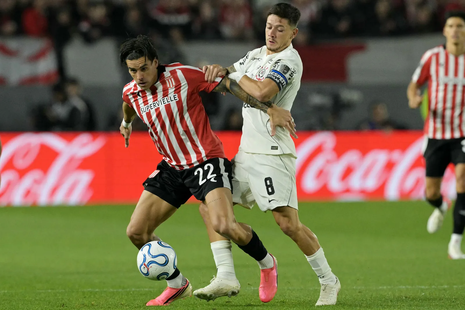 Corinthians e Estudiantes decidem vaga na semifinal da Libertadores