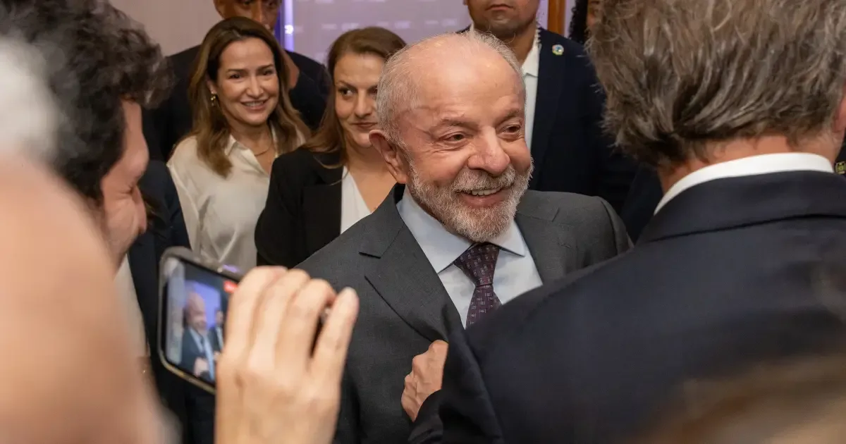 Lula busca votos independentes sem exigir identificação com o PT