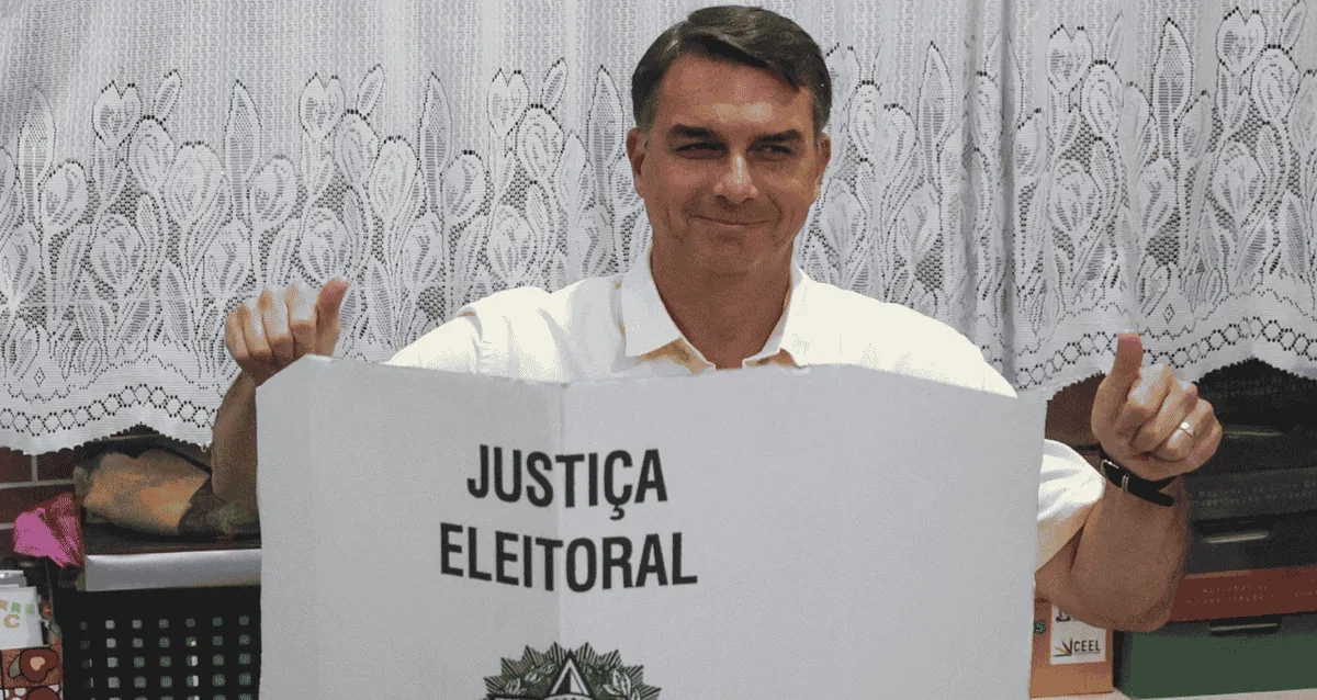 Flávio Bolsonaro vota no Rio e diz esperar vitória no primeiro turno